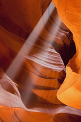 USA, Arizona, Oberer Antelope Canyon, Sonnenstrahlen - FOF01610