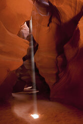 USA, Arizona, Oberer Antelope Canyon, Sonnenstrahlen - FOF01608