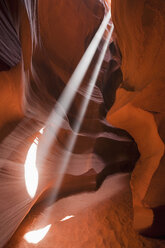 USA, Arizona, Oberer Antelope Canyon, Slot Canyon, Sonnenstrahlen - FOF01607