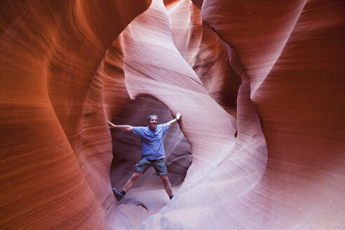 USA, Arizona, Mann steht im Lower Antelope Canyon - FOF01603