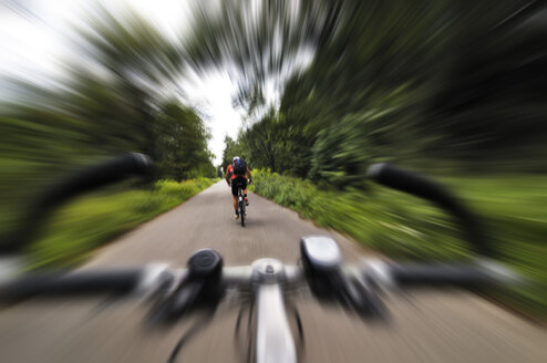 Deutschland, Bayern, München, Person Rennradfahren, Rückansicht - MBF00953