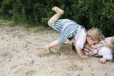 Deutschland, Berlin, Zwei Jungen (2-3) (3-4) spielen zusammen im Sandkasten - WESTF13587