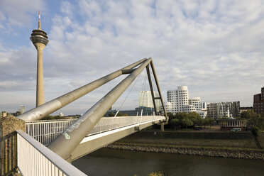 Deutschland, Nordrhein-Westfalen, Düsseldorf, Medienhafen mit Fernsehturm im Hintergrund - 11788CS-U