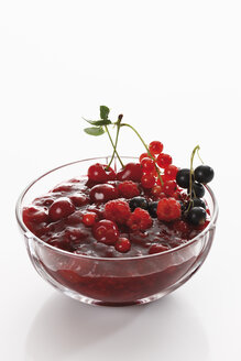 Red fruit jelly in bowl, close-up - 11762CS-U