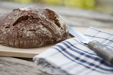 Laib Bauernbrot auf Holztisch - MAEF01861