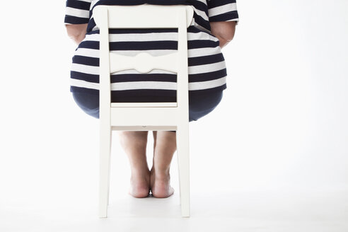 Übergewichtige Frau auf Stuhl, Rückansicht - MAEF01846