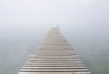 Italien, Steg am Gardasee im Nebel - RUEF00314