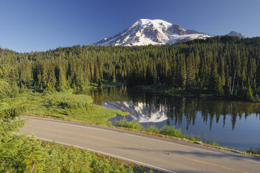 USA, Washington, Pierce County, Mount Rainier National Park, Kaskadengebirge, Mount Rainier spiegelt sich im See - RUEF00302