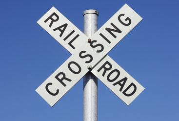 USA, Palouse, Whitman County, Washington State, Close-up of a railroad crossing sign - RUEF00301