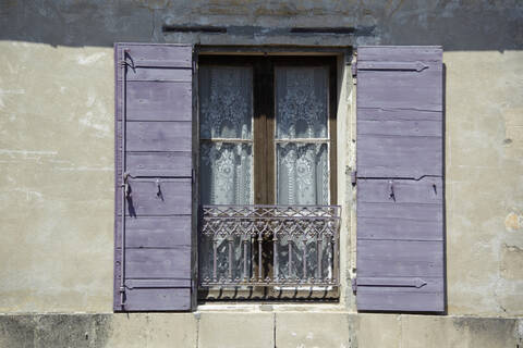 Frankreich, Fenster mit offenen Fensterläden, lizenzfreies Stockfoto