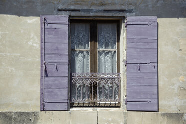 Frankreich, Fenster mit offenen Fensterläden - TLF00361