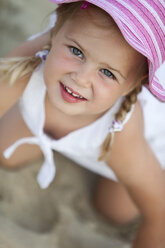 Germany, Girl (4-5) wearing summer hat, smiling, portrait, close-up - MAEF01871