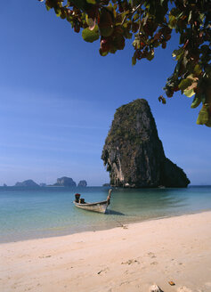 Asien, Thailand, Boot am Strand, Felsen im Hintergrund - PSF00360