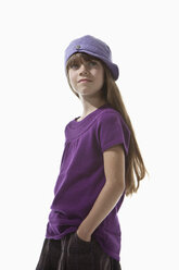 Porträt eines Mädchens (8-9) mit Mütze - MAEF01915