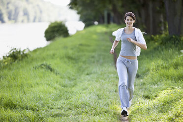 Deutschland, Bayern, Junge Frau beim Joggen - MAEF01882