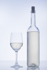 Eine Flasche Weißwein und ein Glas Weißwein - CHKF00943