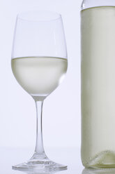 Weißweinflasche und Glas Weißwein - CHKF00942