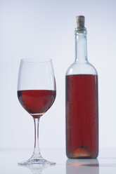 Rosenweinflasche und Glas Rosenwein - CHKF00938