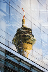 Deutschland, Nordrhein-Westfalen, Düsseldorf, Spiegelung des Fernsehturms auf Glasfassade - 11986CS-U