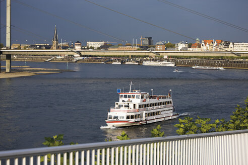 Germany, North Rhine Westphalia, Düsseldorf, Tour boat on Rhine River, in background old town of Düsseldorf - 11984CS-U