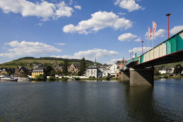 Germany, Rhineland-Palatinate, Traben-Trarbach, Bridge over Moselle river - 11945CS-U