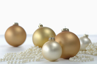 Weihnachtsschmuck, Weihnachtskugeln und Perlen - ASF03938