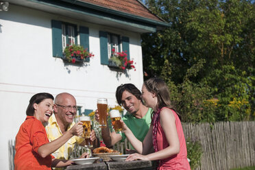 Deutschland, Bayern, Vier Personen trinken Bier im Garten, haben Spaß, Porträt - WESTF13269