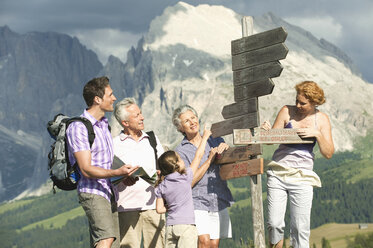 Italien, Seiseralm Familie steht neben Wegweiser - WESTF13438