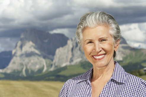 Italien, Seiseralm, Seniorin lächelnd, Porträt, Nahaufnahme - WESTF13422