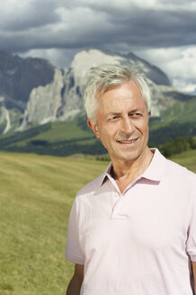 Italien, Seiseralm, Senior Mann lächelnd, Porträt, Nahaufnahme - WESTF13420