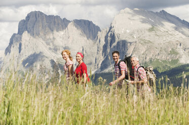 Italien, Seiseralm, Vier Personen beim Wandern, Seitenansicht, lächelnd, Porträt - WESTF13404