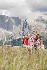 Italien, Seiseralm, Vier Personen vor einer Landkarte, Porträt - WESTF13403