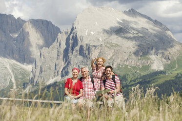 Italien, Seiseralm, Vier Personen vor einer Landkarte, Porträt - WESTF13402