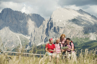 Italien, Seiseralm, Vier Personen vor einer Landkarte, Porträt - WESTF13401