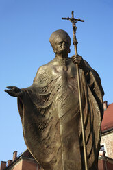 Polen, Krakau, Eine Statue des verstorbenen polnischen Papstes Johannes Paul II - PSF00411