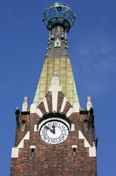 Polen, Krakau, Pyramidaler Uhrenturm und Globus des Globenhauses - PSF00405