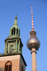 Deutschland, Berlin, St.-Marien-Kirche mit Fernsehturm - PSF00400