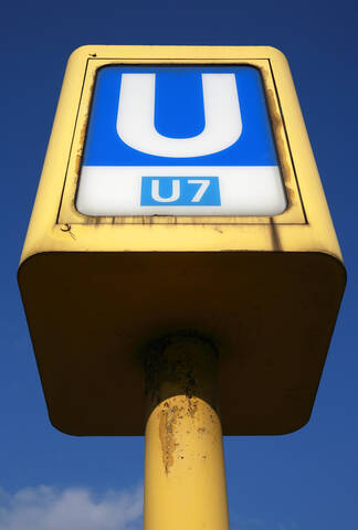 Deutschland, Berlin, U-Bahn-Schild, tiefer Blickwinkel, lizenzfreies Stockfoto