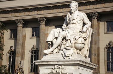 Deutschland, Berlin, Wilhelm von Humboldt, Statue von Thomas Humboldt mit Humboldt-Universität im Hintergrund - PSF00391