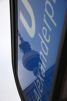 Deutschland, Berlin, Alexanderplatz, U-Bahn-Schild, Fernsehturm Spiegelung, Nahaufnahme - PSF00384