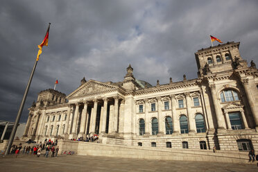 Deutschland, Berlin, Reichstagsgebäude mit Touristen im Hintergrund - PSF00382
