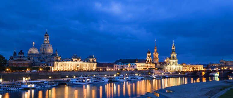 Deutschland, Sachsen, Dresden Skyline bei Nacht - PSF00375