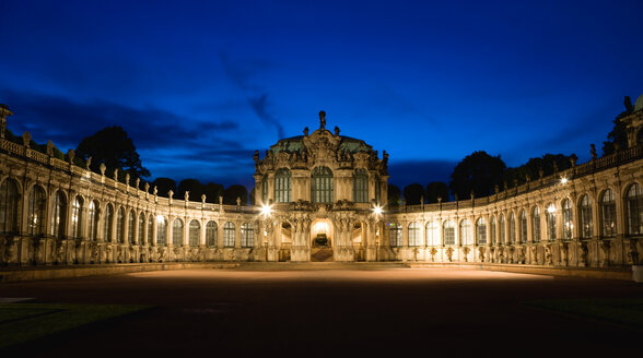 Deutschland, Sachsen, Dresden, Schloss Zwinger mit Rampart Pavillon bei Nacht - PSF00373