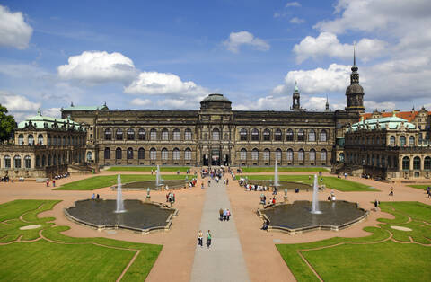 Deutschland, Sachsen, Dresden, Zwinger mit Schlosspark, lizenzfreies Stockfoto