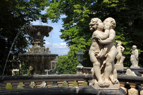 Deutschland, Sachsen, Dresden, Schloss Zwinger, Statue im Vordergrund - PSF00367