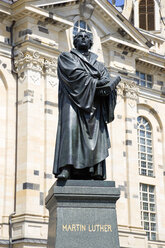 Deutschland, Sachsen, Dresden, Frauenkirche und Martin-Luther-Statue - PSF00365