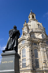 Deutschland, Sachsen, Dresden, Frauenkirche und Martin-Luther-Statue - PSF00364