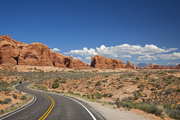 USA, Utah, Arches-Nationalpark, Straße zum Fensterabschnitt - FOF01745