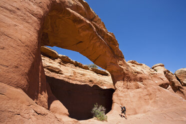 USA, Utah, Arches-Nationalpark, Wanderer - FOF01740