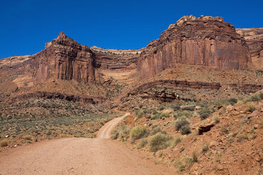 USA, Utah, Canyonlands National Park, Leere Sandpiste und Felsformation - FOF01731